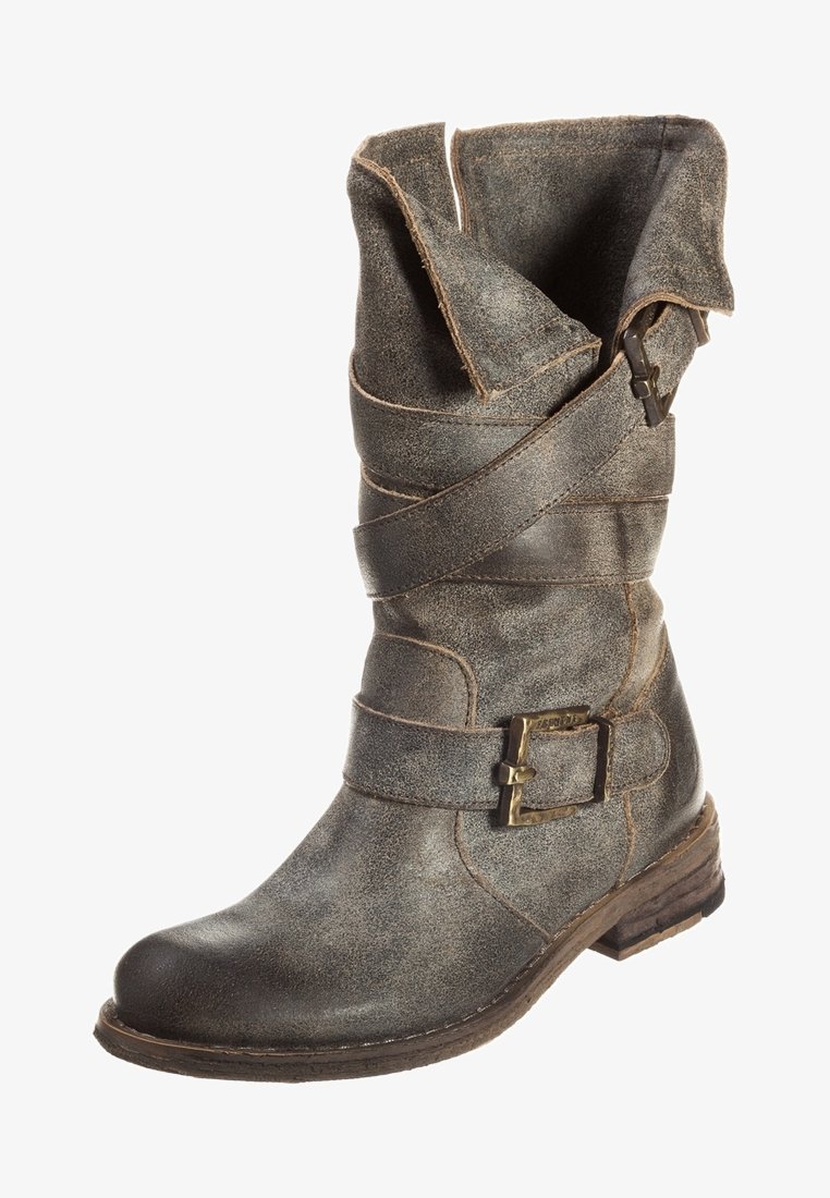 Brązowy skórzany but z opadającym wzorem, z przecinającymi się paskami i dekoracyjną klamrą. Teksturowana powierzchnia i niski drewniany obcas.