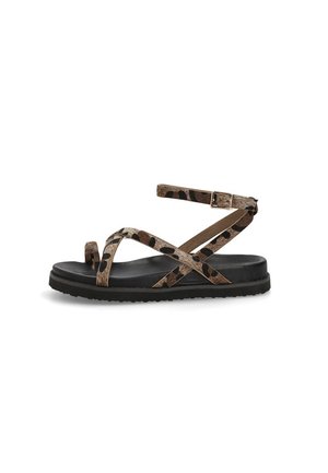Sandalias planas de estampado de leopardo con correas entrelazadas, suela de goma negra y una pequeña hebilla ajustable para un ajuste seguro. Textura suave.
