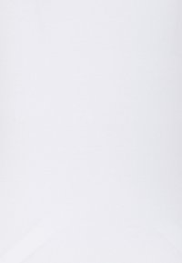 Tecido têxtil branco com uma textura suave e mate. Cor uniforme sem padrões ou acessórios, adequado para várias aplicações.