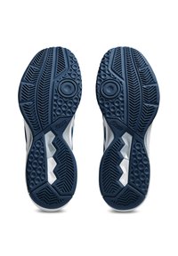 Semelles de chaussures en bleu marine foncé avec des motifs de bande de roulement distinctifs ; présentent des éléments circulaires texturés et en zigzag pour l'adhérence et la stabilité.