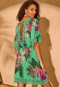 Love & Roses REGULAR FIT - TRIM DETAIL BELTED COVER-UP - Strandkiegészítő - green tropical