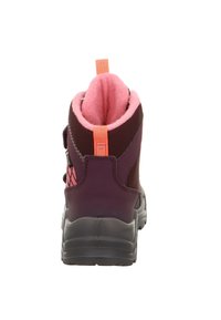 Lila und rosa High-Top-Stiefel mit einer dicken rosa Fleece-Fütterung, strukturierter Außenseite und einem leuchtend orangefarbenen Zugschlaufen hinten. Schwarze Gummisohle.