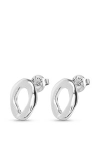 Pendientes de botón de plata con un diseño ovalado liso y redondeado. La superficie es brillante, presenta una forma de bucle sin costuras y un hardware mínimo.