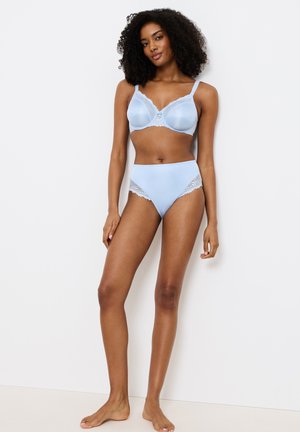 Vaaleansininen rintaliivisetti ja korkeavyötäröiset alushousut, joissa on pitsireunus, sileä pinta, tukevat kaarituki ja ei näkyvää kiinnikettä.