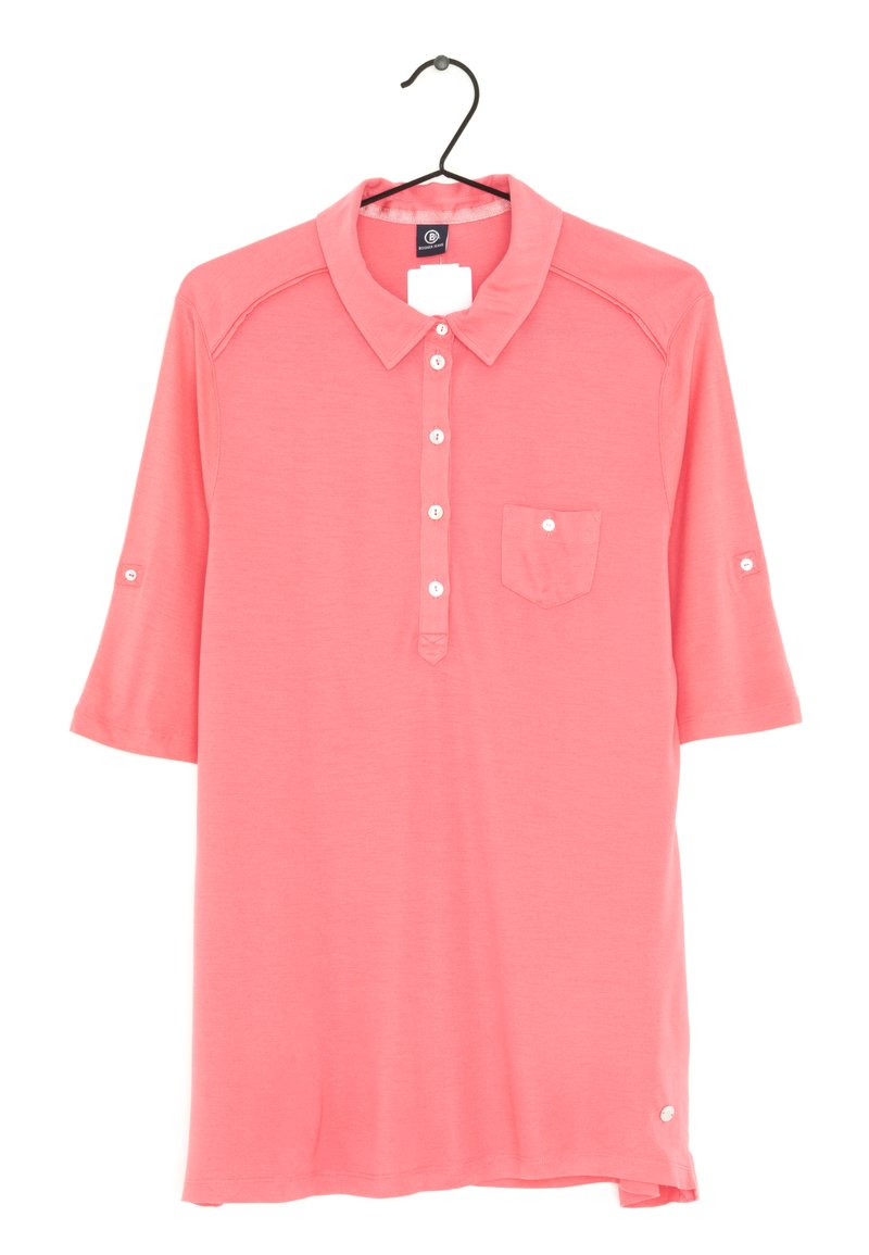 Polo-shirt corail à manches courtes avec un col, trois boutons, une poche poitrine et un ourlet droit. Tissu lisse avec de petits accents en boutons blancs.