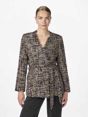 Sacou din tweed cu un model texturat, multicolor, decolteu adânc în V și talie cu curea. Dispune de mâneci lungi și margini desfăcute pentru un plus de detaliu.