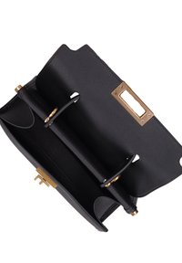 Borsa a tracolla in pelle nera con una finitura testurizzata, dotata di accessori in tonalità oro, apertura rettangolare e due scomparti interni.
