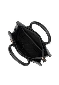 Schwarze Lederhandtasche mit zwei runden Griffen, Reißverschluss und einem mit Stoff gefütterten Innenraum, der Fächer und Markenakzenten aufweist.