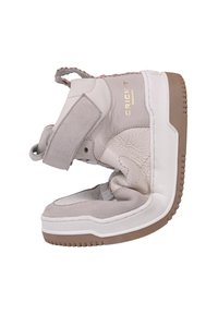 Graue High-Top-Sneaker mit einem Obermaterial aus strukturiertem Leder und Wildleder, ausgestattet mit einer dicken weißen Sohle und dekorativen Riemen. Sichtbares Gold-Logodetail.