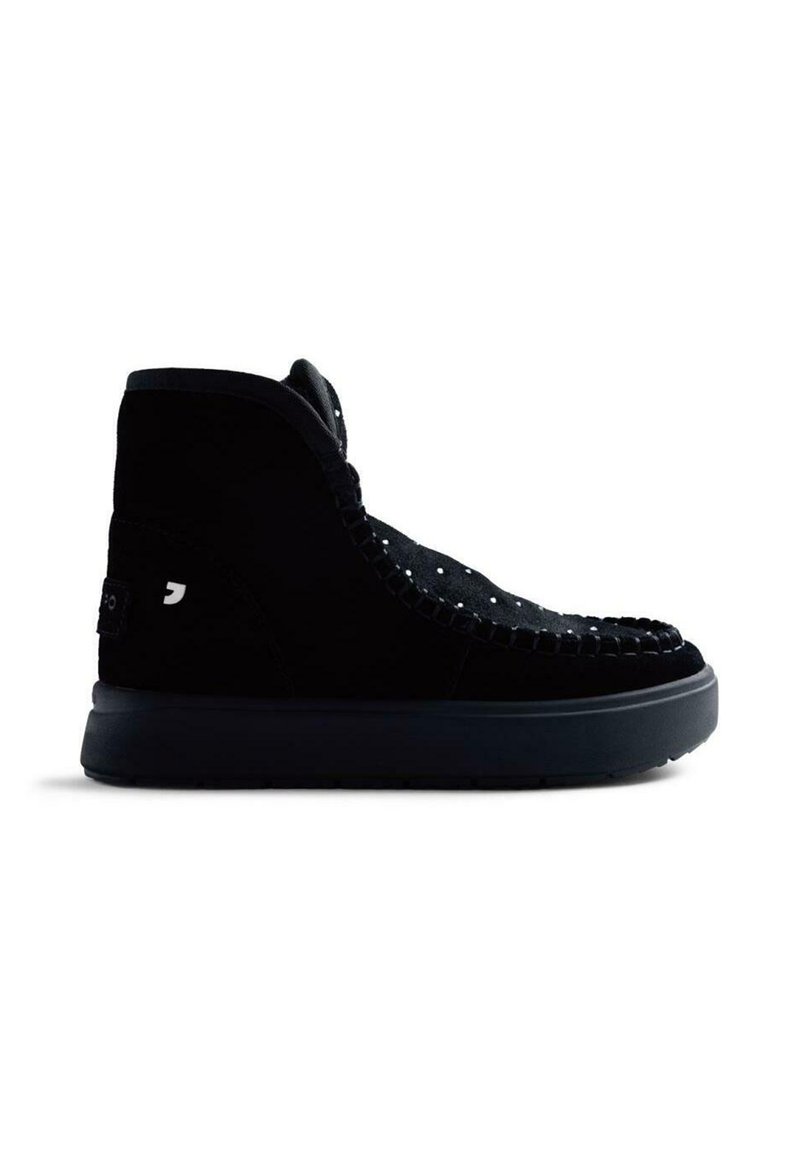 Zapatillas altas de ante negro con un acabado texturizado, que presentan una suela negra gruesa y pequeños detalles troquelados a lo largo del costado.
