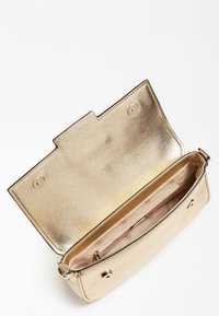 Kultainen metallinen clutch-laukku, jossa on sileä pinta, magneettinen suljenta ja kaksinkertaiset osastot, vuorattu kuvioidulla kankaalla.