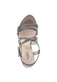 Sandale à talons hauts métallisée argent et nude. Présente des brides texturées et une fermeture à boucle, avec une finition lisse et brillante.