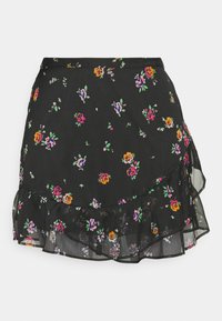 Minifalda negra con estampado floral multicolor y detalles de volantes asimétricos en el bajo.