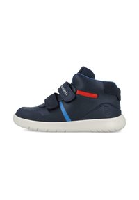 Zapatillas altas de marina con un acabado de cuero suave, que presentan acentos en azul y rojo, con dobles correas de velcro y una suela de goma blanca.