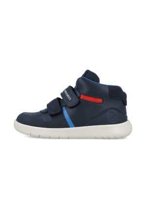 Zapatillas altas de marina con un acabado de cuero suave, que presentan acentos en azul y rojo, con dobles correas de velcro y una suela de goma blanca.