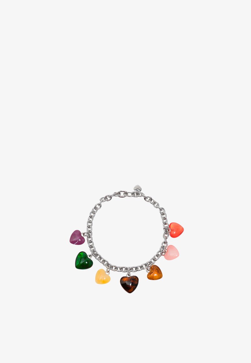 Pulsera de cadena de plata con siete dijes en forma de corazón de colores en morado, verde, amarillo, marrón oscuro, naranja, rosa y rojo.