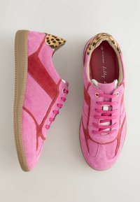 Rosa Wildleder-Sneaker mit strukturierten Paneelen, die einen Leo-Print-Akzent an der Ferse und passende rosa Schnürsenkel aufweisen. Gummisohle für besseren Grip.