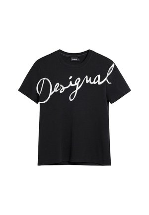 Crna majica kratkih rukava s bijelim tekstom "Desigual" napisanim rukopisnim stilom preko prsa i okruglim izrezom na vratu.