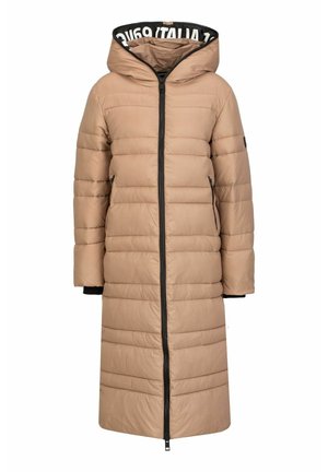 Lange beige pufferjas met een capuchon, voorzien van horizontale stiksels, ritssluiting en zwarte accenten op de mouwen en binnenkant van de capuchon.