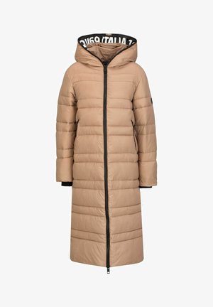 Lange beige pufferjas met een capuchon, voorzien van horizontale stiksels, ritssluiting en zwarte accenten op de mouwen en binnenkant van de capuchon.