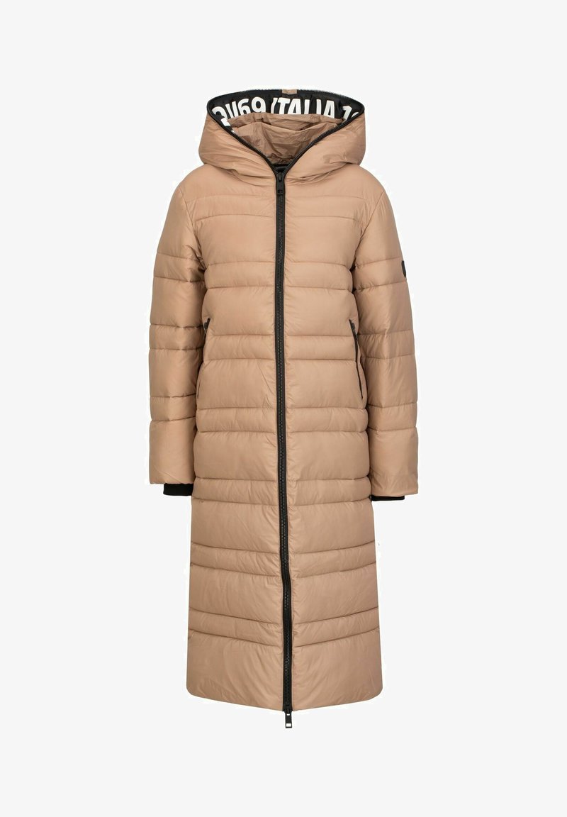 Langer beiger Daunenmantel mit Kapuze, ausgestattet mit horizontalen Nähten, Reißverschluss und schwarzen Akzenten an den Manschetten und der inneren Kapuze.