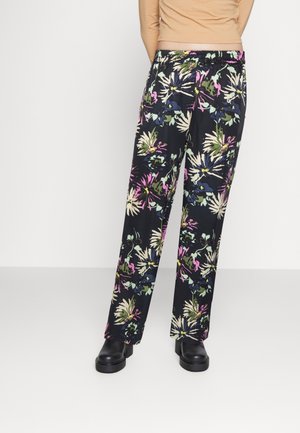 Černé kalhoty s květinovým vzorem a volnějším střihem, s výraznými barvami jako růžová, zelená a žlutá, vyrobené z lehké látky.