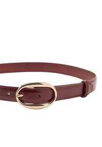 Ceinture en cuir bordeaux avec une boucle ovale en métal doré, dotée de trous pour la ceinture et d'une texture lisse pour un ajustement réglable.