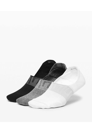 Drei Paar niedrig geschnittene Socken: schwarz, grau und weiß. Jede Socke hat eine glatte Textur mit subtilen horizontalen Streifen an den Bündchen.