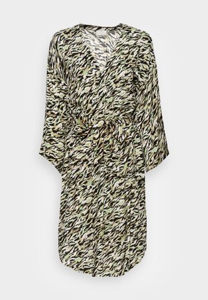 Abito lungo stile wrap con un motivo a zigzag in nero, beige e verde. Realizzato in tessuto leggero, dotato di una cintura da legare e scollo a V.