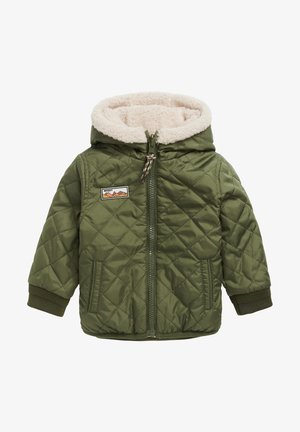 Zelená prošívaná bunda s kapucí, vybavená měkkou krémovou podšívkou, postranními kapsami a předním zipem. Součástí je také nášivka s horským motivem.