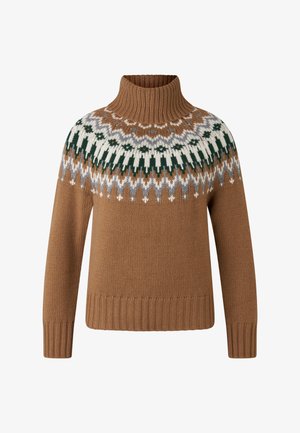 Brun turtleneck strikket sweater med et multikolor mønster i hvid, grå og grøn omkring skuldrene og brystet.