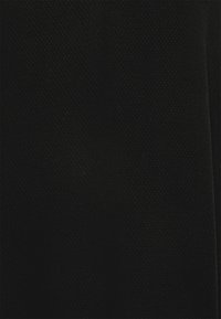 Schwarzer Stoff mit feiner, texturierter Webung und leicht glänzender Oberfläche. Einfaches Design ohne sichtbare Muster oder Akzente.