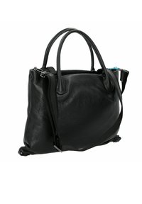 Bolso de mano de cuero negro con un acabado texturizado, asas dobles, correa de hombro desmontable, cierre de cremallera y sutiles acentos metálicos.