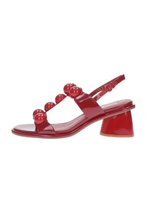 Sandalo in pelle verniciata rossa con punta rotonda, cinturino slingback e accenti sferici lucidi a contrasto sulla parte superiore. Tacco a blocco di altezza media.
