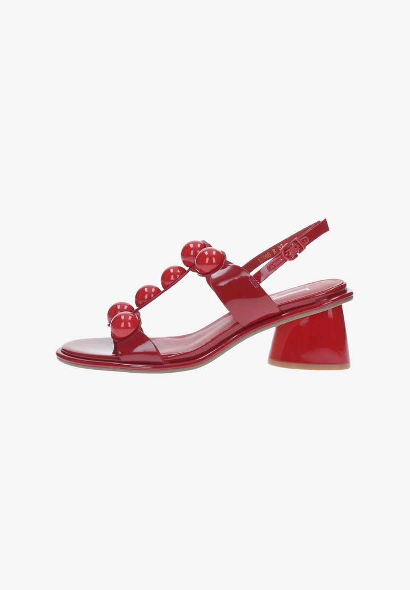 Sandal en cuir verni rouge avec un bout arrondi, une bride arrière et des accents sphériques brillants contrastants sur le dessus. Talon bloc de hauteur intermédiaire.
