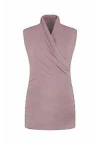 Top sans manches en mauve clair, présentant un design enroulé, une texture douce et des détails de fronces sur le côté pour une silhouette ajustée.