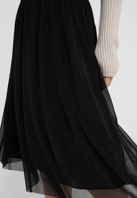 Bruuns Bazaar A-linjainen hame - black