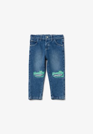 Blauwe denim jeans met een relaxte pasvorm, voorzien van groene krokodilgezichten op de voorkant van de knieën en het traditionele vijf-pocket ontwerp.