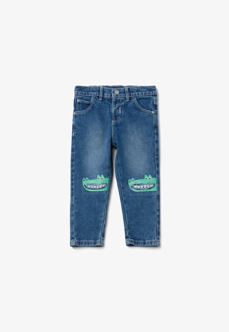 Jeans de mezclilla en azul con un corte relajado, con parches de cara de cocodrilo verde en las rodillas frontales y un diseño tradicional de cinco bolsillos.