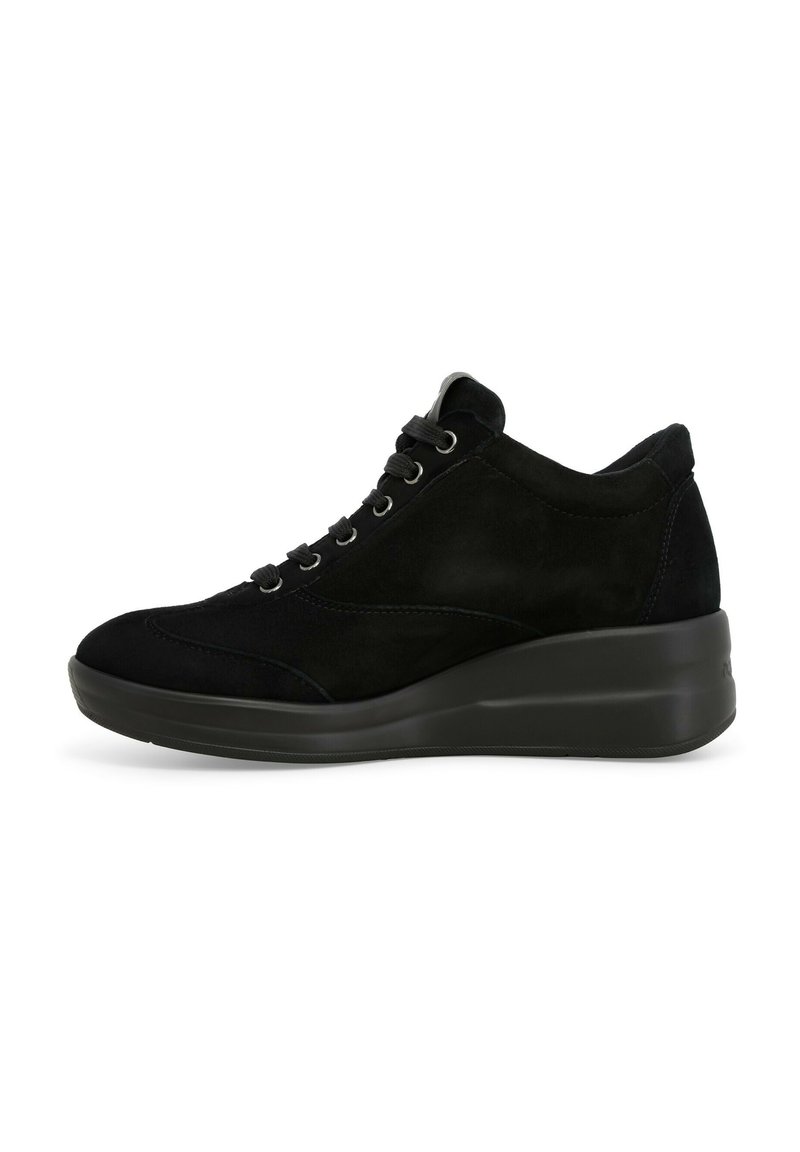 Sneaker in suede nero con suola a zeppa, caratterizzato da punta arrotondata, chiusura con lacci e dettagli di cucitura discreti. Finitura a texture liscia.