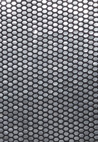 Metallnät med hexagonalt mönster, med glänsande silverelement på en mörk bakgrund, som visar en enhetlig textur och struktur.