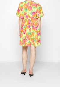 Blumenkleid mit gelbem Hintergrund, großen rosa und orangen Rosen, kurzen Puffärmeln und taillierter Taille, knielanges Design.