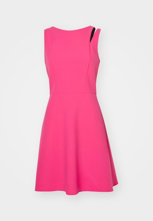 Ein ärmelloses pinkes Kleid mit einem taillierten Oberteil und einem weit schwingenden Rock. Hergestellt aus glattem Stoff, mit einem subtilen asymmetrischen Schulterdesign.