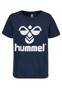 Camiseta de algodón azul marino con un gran logo blanco de Hummel que presenta un diseño estilizado de abeja. Mangas cortas y cuello redondo.