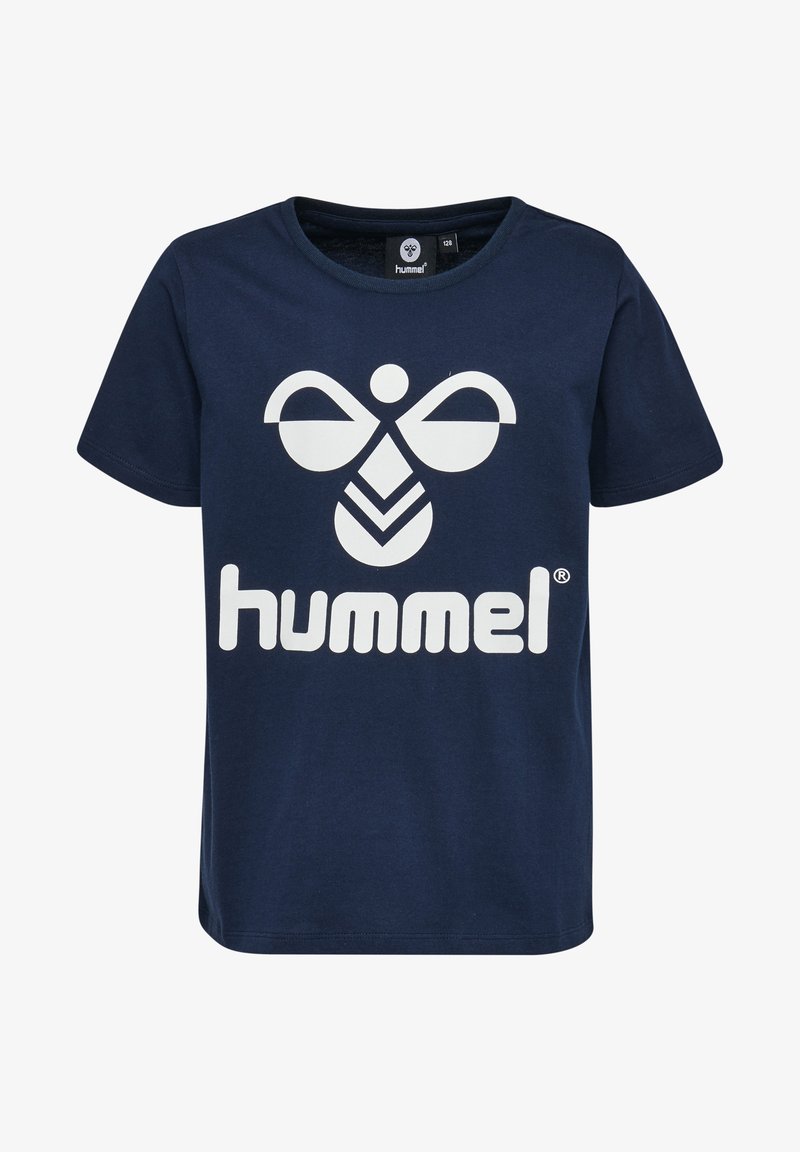Navyblå bomulds T-shirt med et stort hvidt Hummel-logo og et stiliseret bi-design. Korte ærmer og rund halsudskæring.