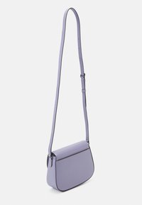 Olkalaukku pehmeästä laventelinvärisestä nahkasta, jossa on litteä yläkansi, säädettävä hihna ja kontrastiommeltu reuna, esittelee tyylikkään, minimalistisen muotoilun.