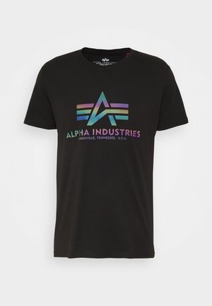 Černé bavlněné tričko s multicolorovou grafickou aplikací loga obsahující geometrické tvary a text "ALPHA INDUSTRIES, KNOXVILLE, TENNESSEE, U.S.A."