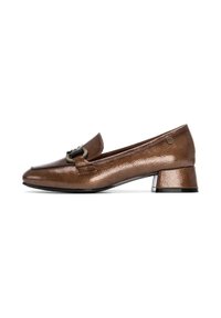 Mocasín de charol marrón con un bajo tacón cuadrado, que presenta un hebilla metálica decorativa y una superficie suave y texturizada.