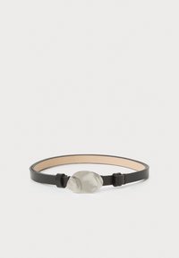Zwarte leren riem met een gladde, zilverkleurige ovale gesp. Heeft een minimalistisch ontwerp en een verstelbare pasvorm met kleine zwarte hardware accenten.