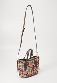 Borsa in tessuto con esterno a motivo in rosso, verde e arancione, accentuata da dettagli in pelle marrone, due manici corti e una lunga tracolla regolabile.